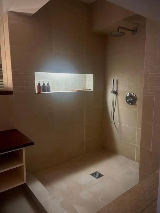 Down Town Spacious Duplex With Private Parking & Game Room بروكسل المظهر الخارجي الصورة