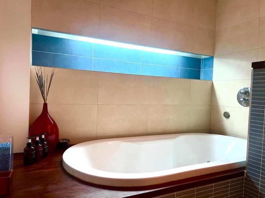 Down Town Spacious Duplex With Private Parking & Game Room بروكسل المظهر الخارجي الصورة