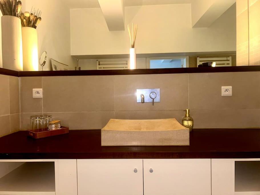 Down Town Spacious Duplex With Private Parking & Game Room بروكسل المظهر الخارجي الصورة